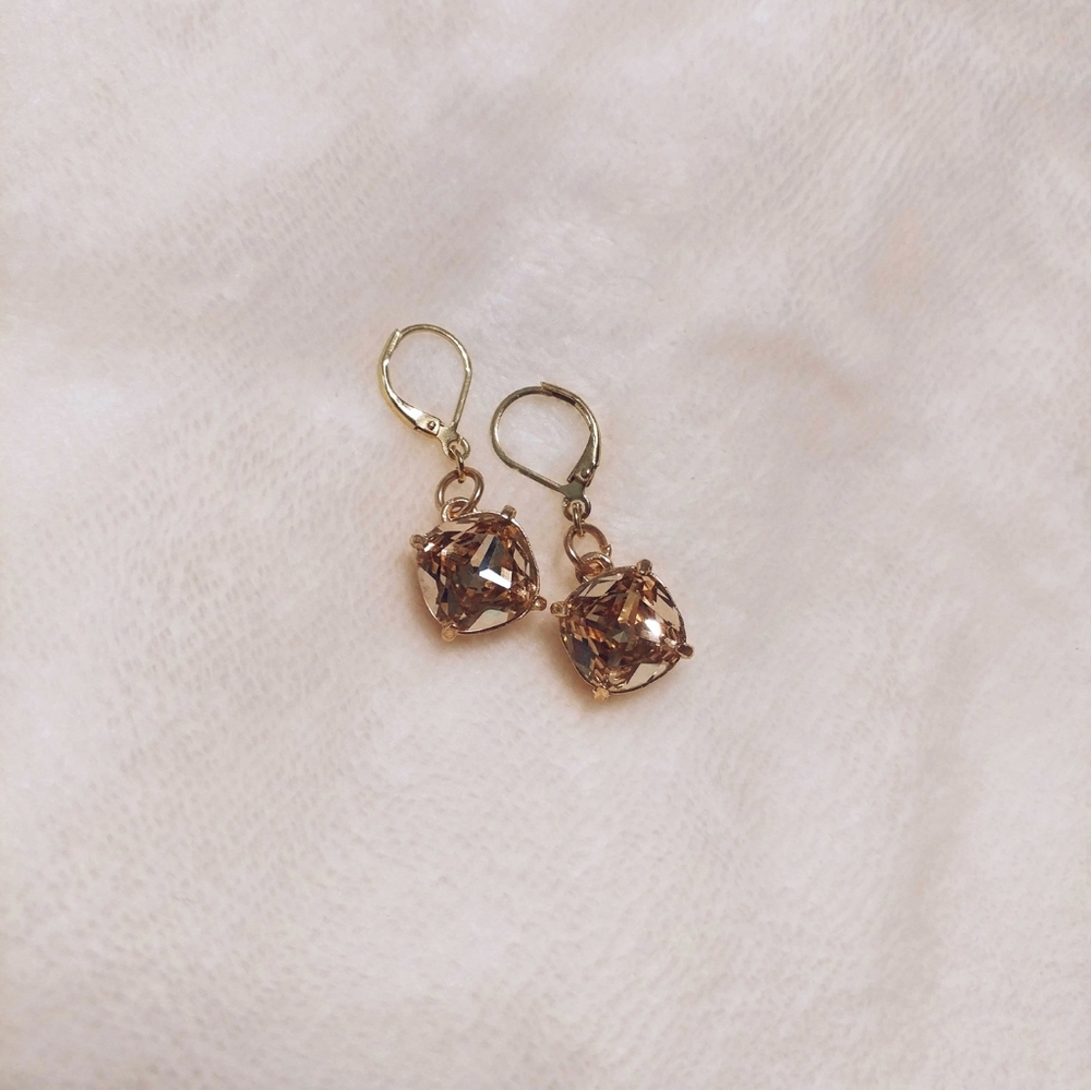 🆕😍 Champagne in Gold Tone Leverbacks